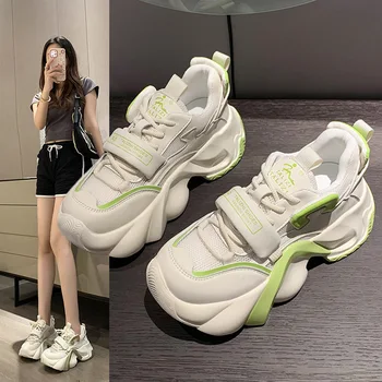 Дамски ежедневни обувки са с дишаща мрежа в платформа, на новост 2023 г., летните огромни маратонки на танкетке 7 см със скрита ток, дамски куха обувки за почивка