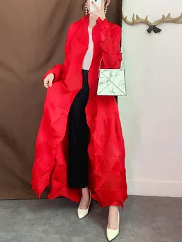 Жена дълъг тренч в гънка от Miyake 2023, пролетта дъждобран с ревера, монофонични дълъг ръкав, свободна ежедневни дамски модни ветровка