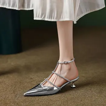 Дамски обувки с диаманти, лято 2023, сребърни сандали за жени, затворени обувки на среден ток, остър чорап, улични кристали, Hf