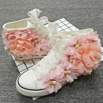 Нова парусиновая ръчно изработени обувки с цветя модел за жени, кристали, розов дантелен цвете, дамски ежедневни обувки за момичета, бели маратонки на платформа