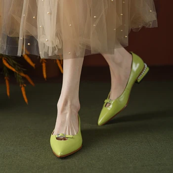 Дамски обувки с остър пръсти от телешка кожа голям размер 34-43, на нисък ток, с бутоните и перли, прости дамски обувки с дебел ток